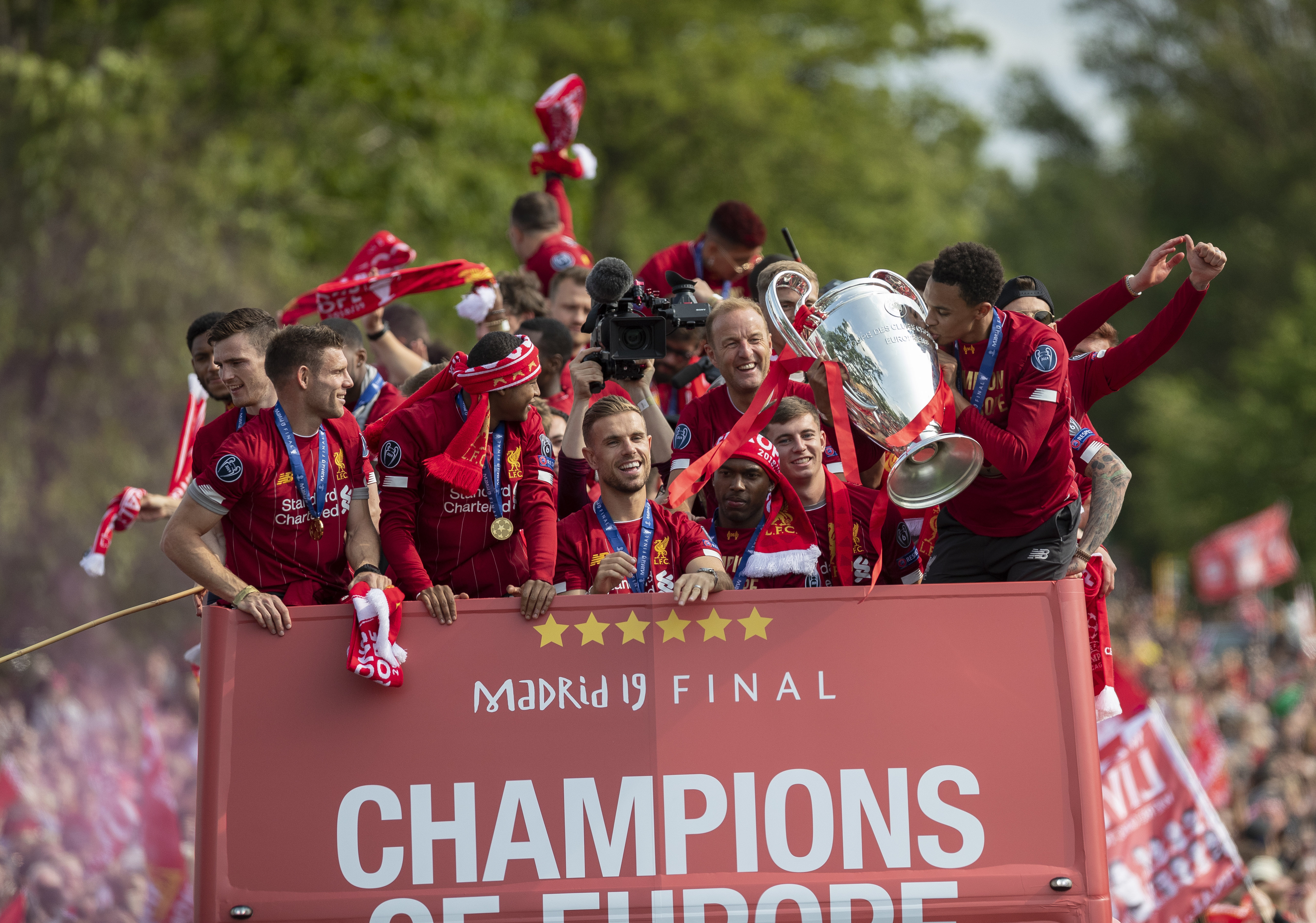 32岁津门虎王牌队长正式转会上港，亚冠首轮亮相柔佛引关注（32岁津门虎王牌队长官宣加盟上港，亚冠首战对阵柔佛备受关注）