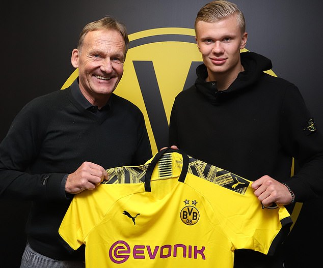 球迷举横幅感谢队长