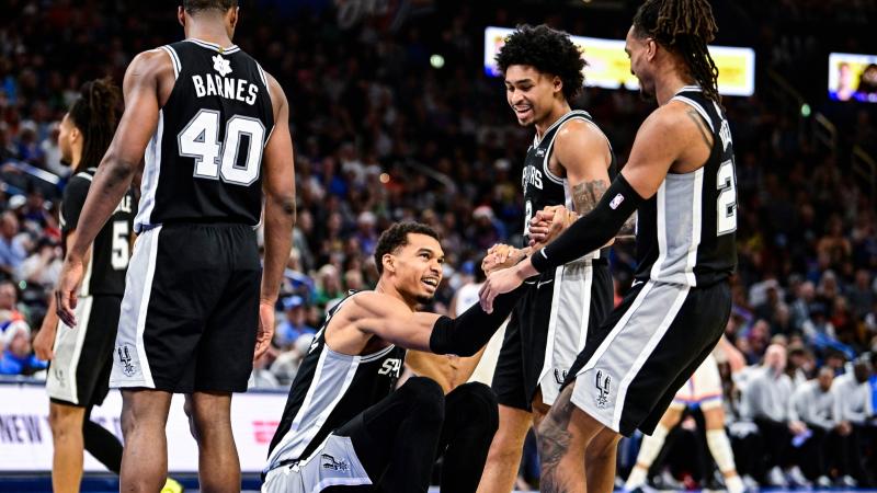 萨勒马克尔斯比赛里与裁判对峙，还被裁判踢了一脚（萨勒马克尔斯赛中与裁判对峙，竟被裁判踢了一脚）