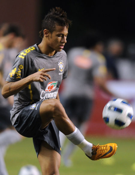 莫雷托：巴萨、马竞、尤文图斯都希望免签伯恩茅斯中卫塞内西（莫雷托称：巴萨、马竞、尤文均有意以自由身签下伯恩茅斯中卫塞内西）