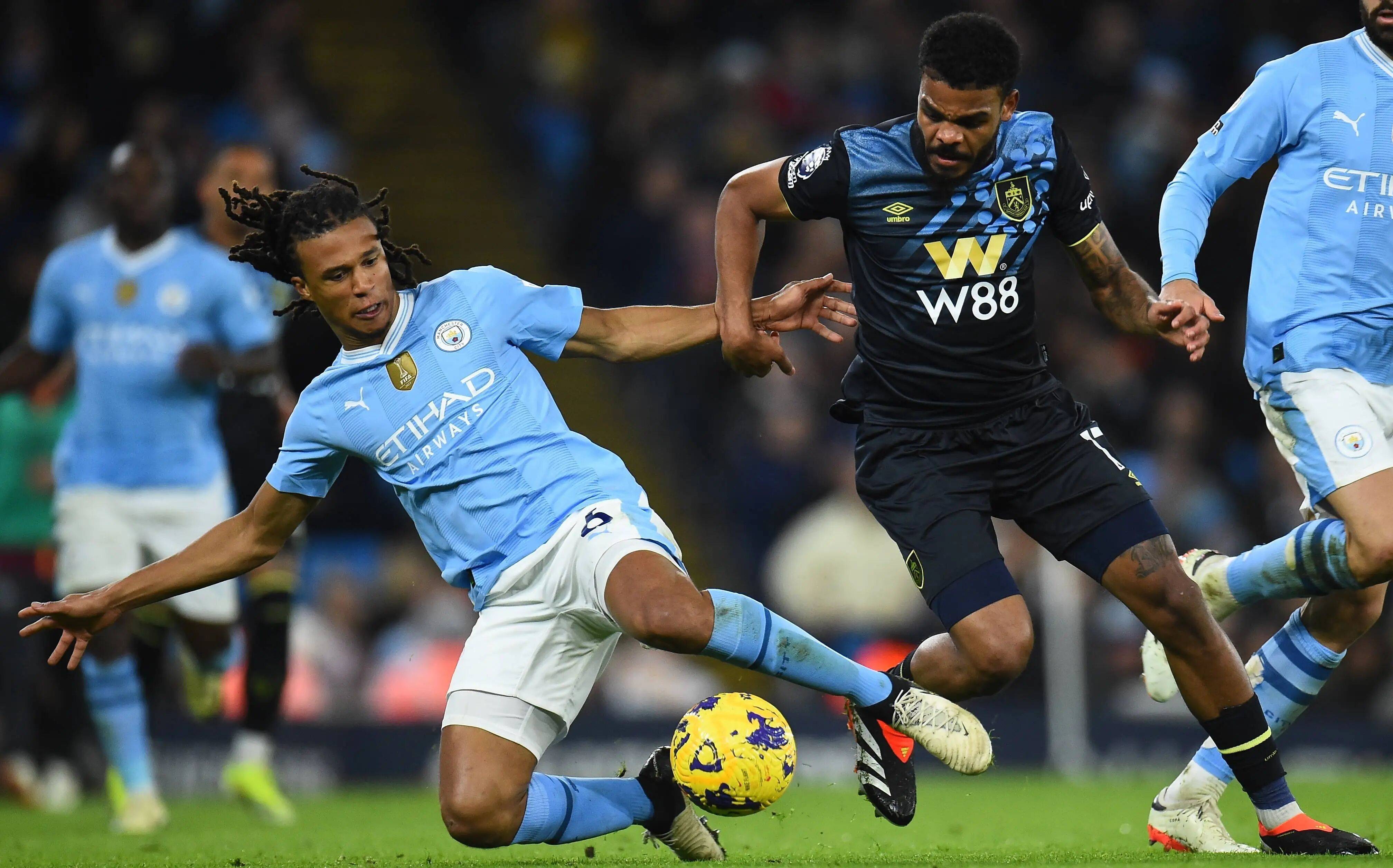 理性追星，新鹏城vs成都赛后有球迷跳下看台与韦世豪合影（理性追星！新鹏城战成都后有球迷翻越看台与韦世豪合影）