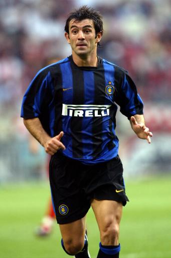 拜仁大胜巩固榜首（拜仁狂胜稳居榜首）