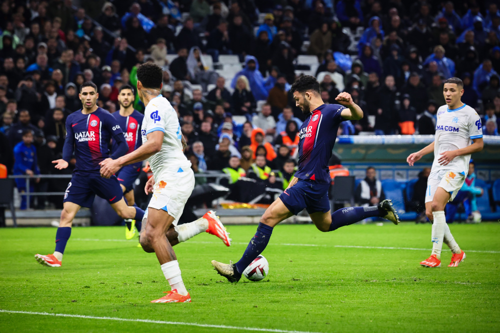 世体：赫拉德-马丁因身体不适缺席今日训练，预计周六回归（世体：赫拉德-马丁今日因不适缺席训练，周六有望归队）